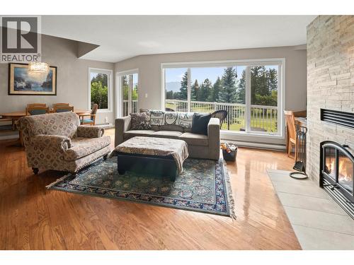7525 Columbia Avenue Unit# 17, Radium Hot Springs, BC - Indoor Photo Showing Living Room With Fireplace