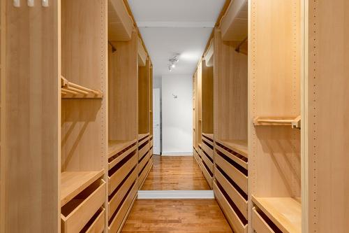 Penderie (Walk-in) - 4439 Boul. Décarie, Montréal (Côte-Des-Neiges/Notre-Dame-De-Grâce), QC 