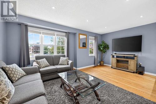 12B - 51 Northern Heights Drive, Richmond Hill, ON - Indoor Photo Showing Living Room