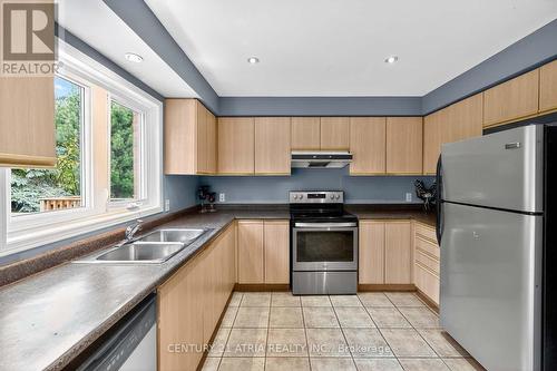 12B - 51 Northern Heights Drive, Richmond Hill, ON - Indoor Photo Showing Kitchen With Double Sink