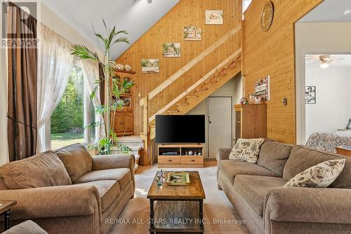 315 Somerville 11 Concession, Kawartha Lakes, ON - Indoor Photo Showing Living Room