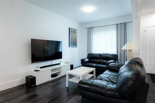 347 Dubuc Street, Winnipeg, MB - Indoor Photo Showing Living Room