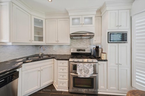 1825 Hyde Mill Crescent, Mississauga, ON - Indoor Photo Showing Kitchen With Double Sink With Upgraded Kitchen