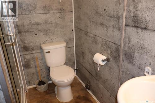 505 3Rd Avenue E, Assiniboia, SK - Indoor Photo Showing Bathroom
