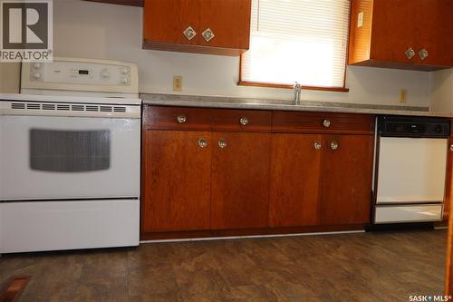 505 3Rd Avenue E, Assiniboia, SK - Indoor Photo Showing Kitchen
