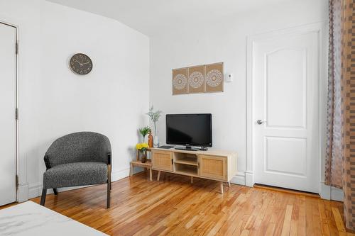 Salon - 6-135 Rue Ste-Anne, Québec (La Cité-Limoilou), QC - Indoor