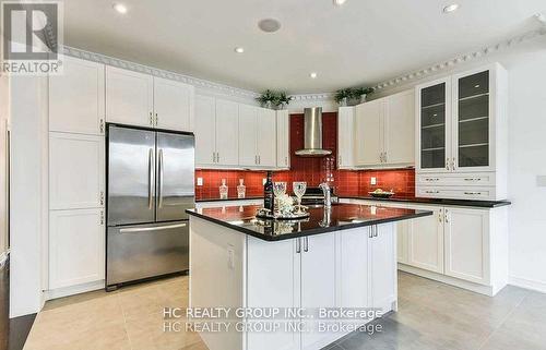 47 Philips Lake Court, Richmond Hill, ON - Indoor Photo Showing Kitchen