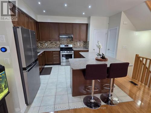 17 Birchfield Crescent, Caledon, ON - Indoor Photo Showing Kitchen With Upgraded Kitchen