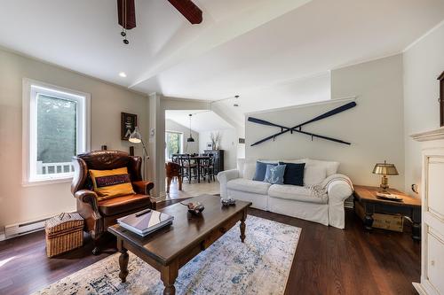 Living room - 185 Rue Roger-Vanier, Venise-En-Québec, QC - Indoor Photo Showing Living Room