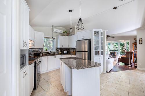 Kitchen - 185 Rue Roger-Vanier, Venise-En-Québec, QC - Indoor Photo Showing Kitchen With Upgraded Kitchen