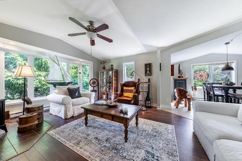 Living room - 185 Rue Roger-Vanier, Venise-En-Québec, QC - Indoor Photo Showing Living Room