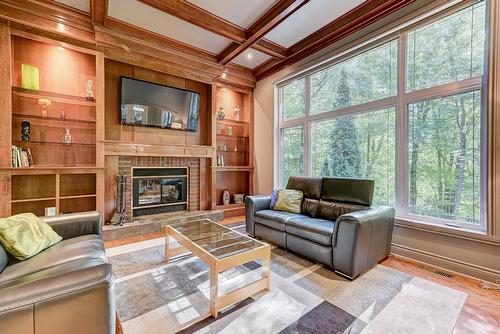 Salle familiale - 122 Rue Jean-De Ronceray, Carignan, QC - Indoor Photo Showing Living Room With Fireplace