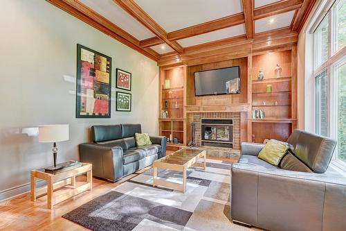 Salle familiale - 122 Rue Jean-De Ronceray, Carignan, QC - Indoor Photo Showing Living Room With Fireplace