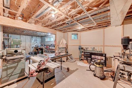 Atelier - 122 Rue Jean-De Ronceray, Carignan, QC - Indoor Photo Showing Basement