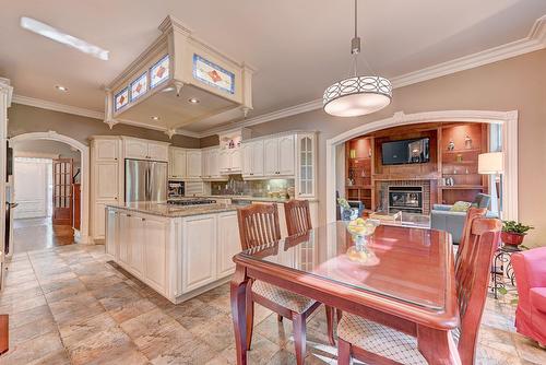 Coin-repas - 122 Rue Jean-De Ronceray, Carignan, QC - Indoor Photo Showing Dining Room With Fireplace