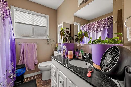 155 Langford Road, Kelowna, BC - Indoor Photo Showing Bathroom