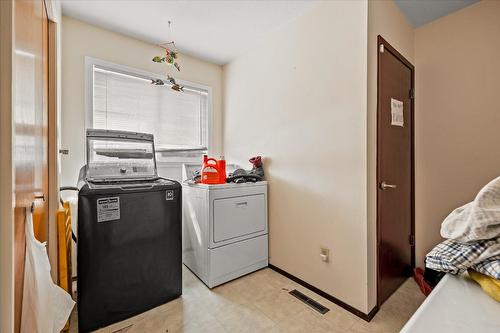 155 Langford Road, Kelowna, BC - Indoor Photo Showing Laundry Room