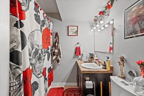 155 Langford Road, Kelowna, BC - Indoor Photo Showing Bathroom