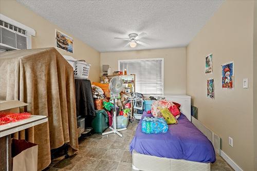 155 Langford Road, Kelowna, BC - Indoor Photo Showing Bedroom