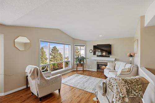 31-1575 Springhill Drive, Kamloops, BC - Indoor Photo Showing Living Room With Fireplace