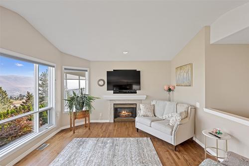 31-1575 Springhill Drive, Kamloops, BC - Indoor Photo Showing Living Room With Fireplace