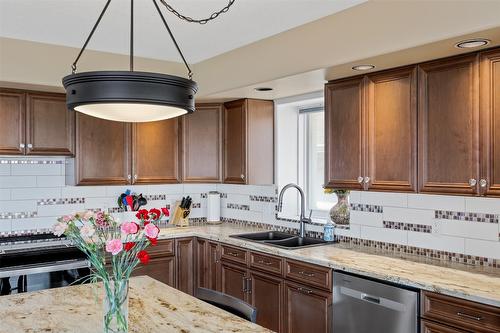 31-1575 Springhill Drive, Kamloops, BC - Indoor Photo Showing Kitchen With Double Sink