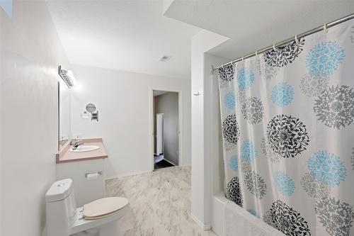 31-1575 Springhill Drive, Kamloops, BC - Indoor Photo Showing Bathroom