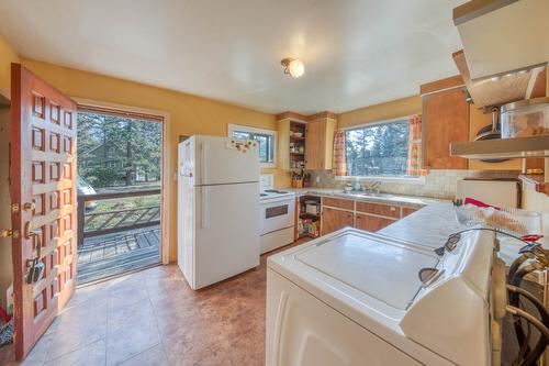 4541 Columere Road, Fairmont Hot Springs, BC - Indoor Photo Showing Kitchen