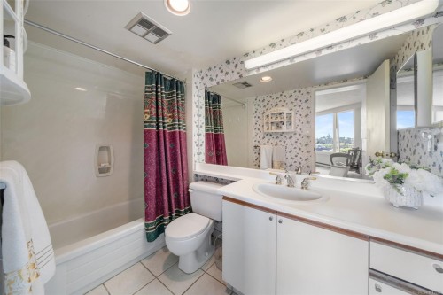 605-1234 Wharf St, Victoria, BC - Indoor Photo Showing Bathroom