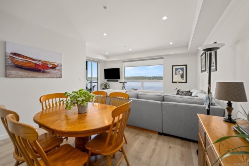 406-536 Island Hwy South, Campbell River, BC - Indoor Photo Showing Dining Room
