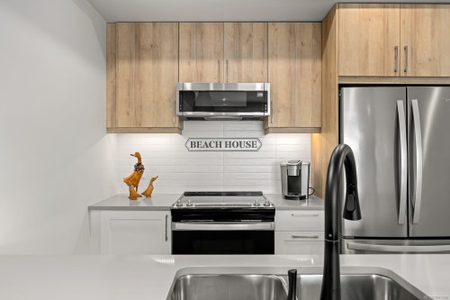 406-536 Island Hwy South, Campbell River, BC - Indoor Photo Showing Kitchen