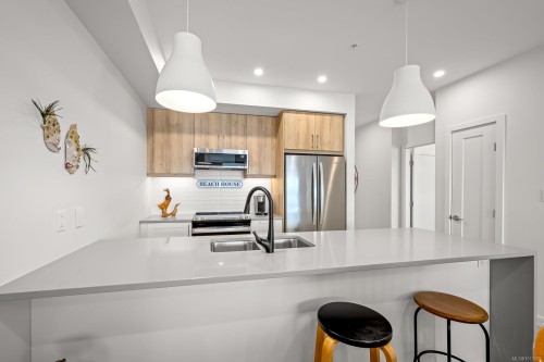 406-536 Island Hwy South, Campbell River, BC - Indoor Photo Showing Kitchen With Double Sink With Upgraded Kitchen