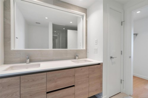 1208-363 Tyee Rd, Victoria, BC - Indoor Photo Showing Bathroom