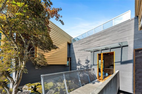 8909 Park Pacific Terr, North Saanich, BC 