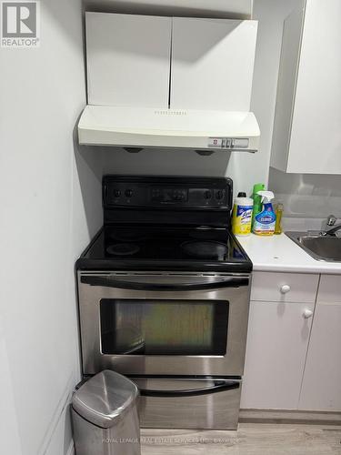 Bsmt - 858 Khan Crescent, Mississauga, ON - Indoor Photo Showing Kitchen