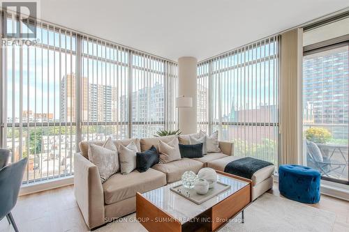801 - 281 Mutual Street, Toronto, ON - Indoor Photo Showing Living Room