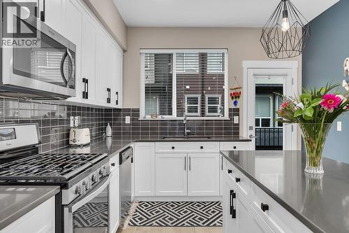 2490 Tuscany Drive Unit# 24, West Kelowna, BC - Indoor Photo Showing Kitchen With Upgraded Kitchen