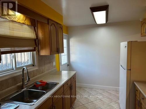 597 Upper Paradise Road, Hamilton, ON - Indoor Photo Showing Kitchen With Double Sink