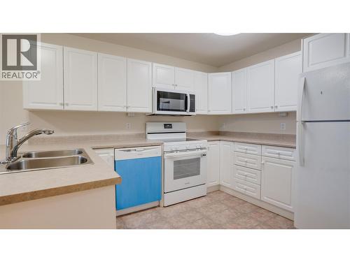 555 Houghton Road Unit# 115, Kelowna, BC - Indoor Photo Showing Kitchen With Double Sink