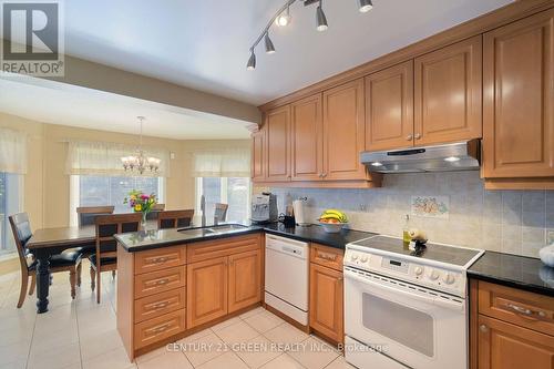 418 Chieftan Circle, Mississauga, ON - Indoor Photo Showing Kitchen