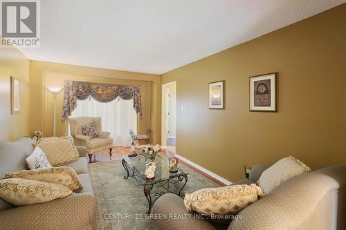 418 Chieftan Circle, Mississauga, ON - Indoor Photo Showing Living Room
