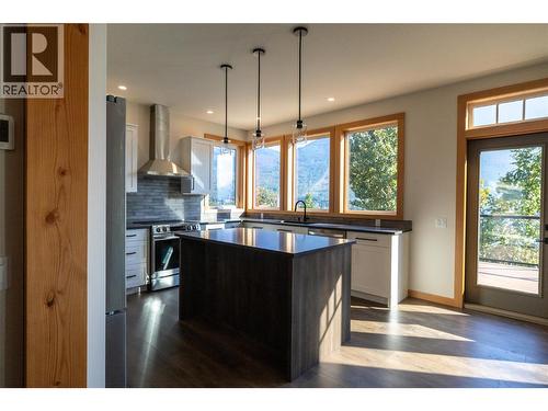 145 Lakeview Drive, Nelson, BC - Indoor Photo Showing Kitchen With Upgraded Kitchen