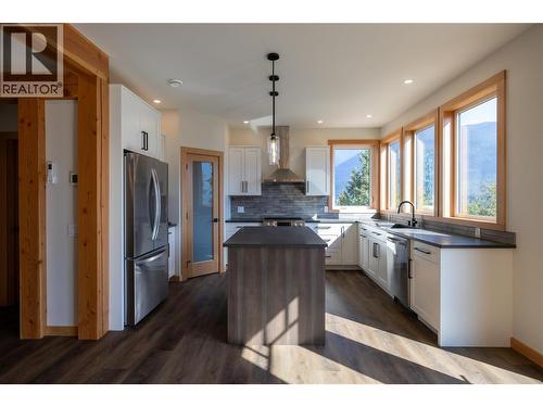 145 Lakeview Drive, Nelson, BC - Indoor Photo Showing Kitchen With Upgraded Kitchen