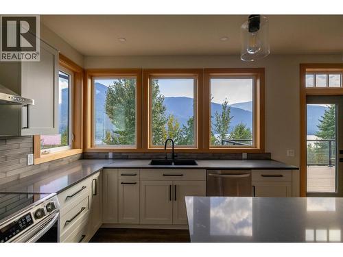 145 Lakeview Drive, Nelson, BC - Indoor Photo Showing Kitchen With Double Sink