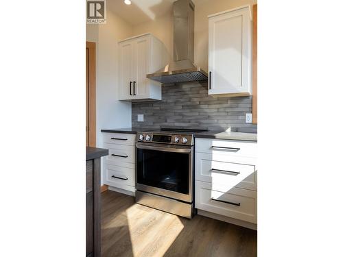 145 Lakeview Drive, Nelson, BC - Indoor Photo Showing Kitchen