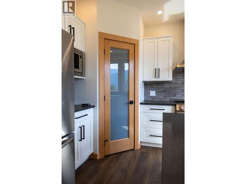 145 Lakeview Drive, Nelson, BC - Indoor Photo Showing Kitchen