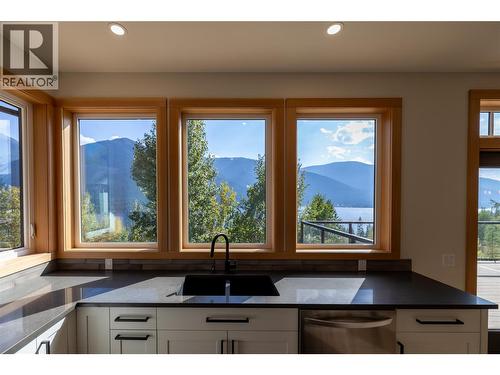 145 Lakeview Drive, Nelson, BC - Indoor Photo Showing Kitchen With Double Sink