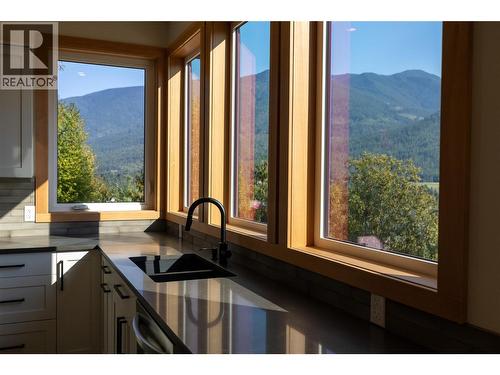 145 Lakeview Drive, Nelson, BC - Indoor Photo Showing Kitchen With Double Sink
