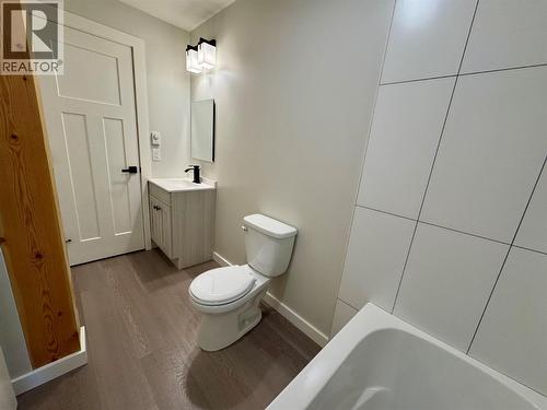145 Lakeview Drive, Nelson, BC - Indoor Photo Showing Bathroom