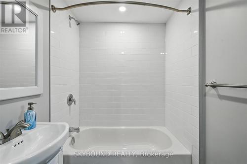 224 Rosslyn Avenue N, Hamilton, ON - Indoor Photo Showing Bathroom